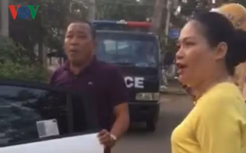 Lăng mạ cảnh sát giao thông sau khi bị kiểm tra nồng độ cồn. Ảnh: vov.vn