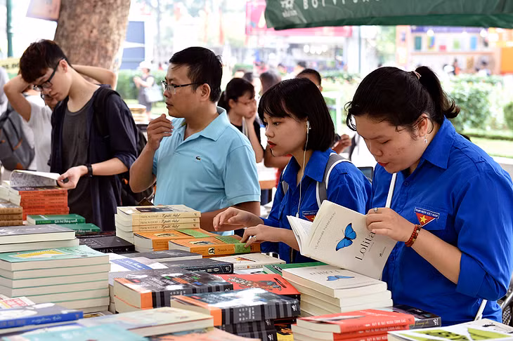 Với mong muốn làm dày thêm tủ sách của mình, ông Nguyễn Đình Cần – Chủ nhiệm CLB chiến sĩ cách mạng bị địch bắt tù đày, cho biết: “Hội sách là dịp để tích lũy những cuốn sách hay và giá trị”. Ảnh:VGP/Nhật Bắc.