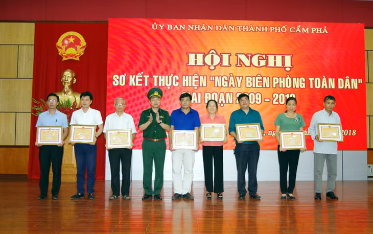 Đại tá Trần Văn Bừng, Bí thư Đảng ủy, Chính ủy BĐBP tỉnh trao thưởng cho những tập thể, cá nhân có thành tích xuất sắc trong 10 năm thực hiện “Ngày Biên phòng toàn dân” 