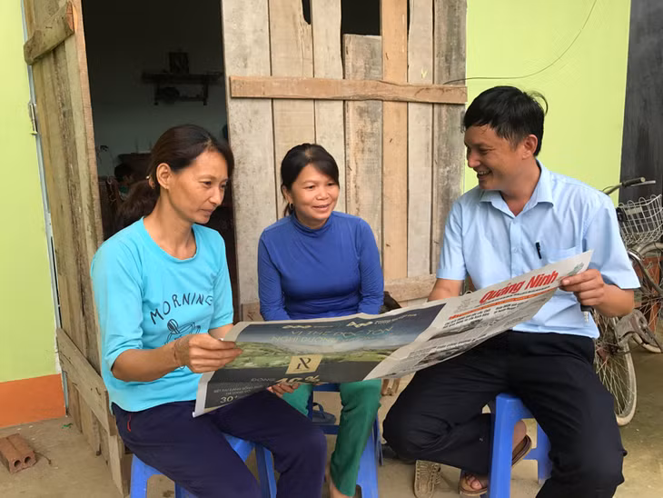 Người dân cập nhật thông tin NTM trên báo Quảng Ninh.