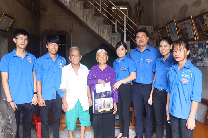Huyện Đoàn Bình Liêu tặng quà Mẹ Việt Nam Anh Hùng nhân dịp 27/7. Ảnh: Bình Giang.