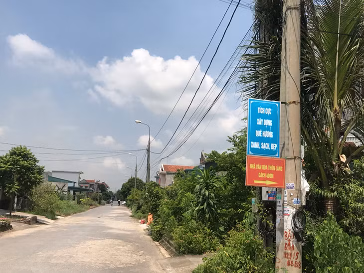 Các pano, khẩu hiệu về NTM, vệ sinh môi trường được treo dọc đường đi ở xã Thống Nhất, huyện Hoành Bồ.