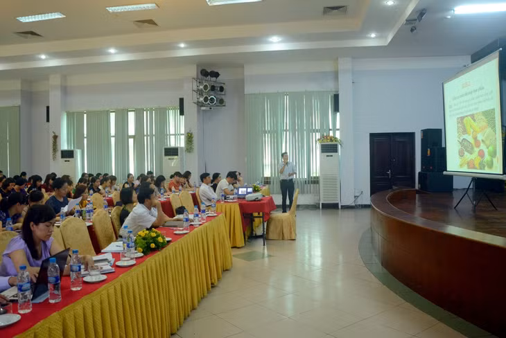 Chi cục An toàn vệ sinh thực phẩm, Sở Y tế tỉnh phối hợp với Sở Giáo dục và Đào tạo tập huấn kiến thức về ATTP cho các trường học có bếp ăn bán trú trên địa bàn tỉnh.