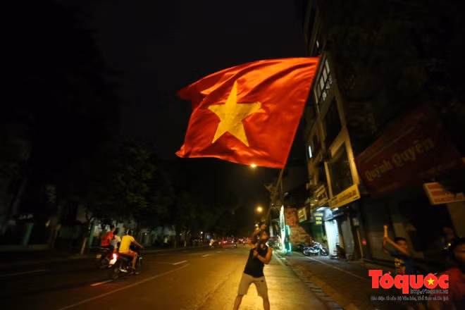 Cổ động viên Việt Nam không lo thiếu vé sang Indonesia. Ảnh: Nam Nguyễn