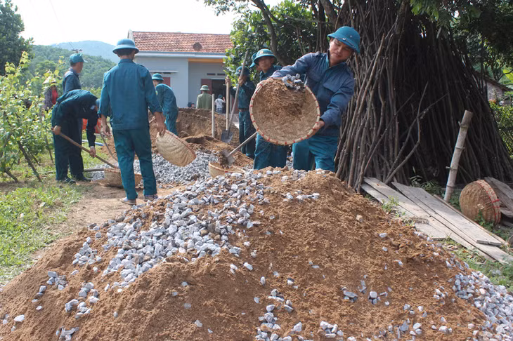 LLVT TP Cẩm Phả làm đường giao thông hưởng ứng phong trào 