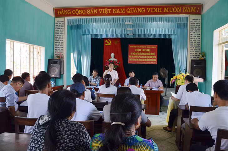 Sở NN-PTNT phối hợp với UBND TX Quảng Yên tổ chức hội nghị lấy ý kiến ngư dân về ban hành Nghị quyết chính sách hỗ trợ chuyển đổi nghề hoặc đầu tư nâng cấp tàu, ngư lưới cụ và trang thiết bị cho tàu cá hoạt động cùng ven bờ, vùng lộng tỉnh Quảng Ninh tháng 5/2018. Ảnh: Nguyễn Chiến