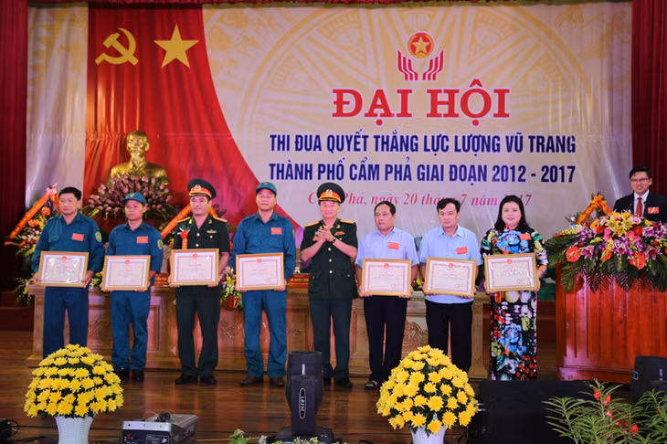 Đại tá Lê Đình Thương, Chỉ huy trưởng Bộ CHQS tỉnh Quảng Ninh khen thưởng cho các cá nhân có thành tích trong thực hiện Phong trào thi đua Quyết thắng LLVT TP Cẩm Phả giai đoạn 2012 -2017.