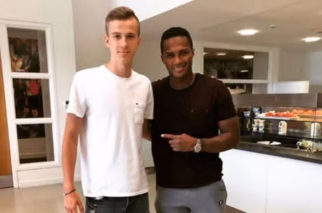  Lukas Bejger đã chụp hình chung với Antonio Valencia vào mùa Hè này.