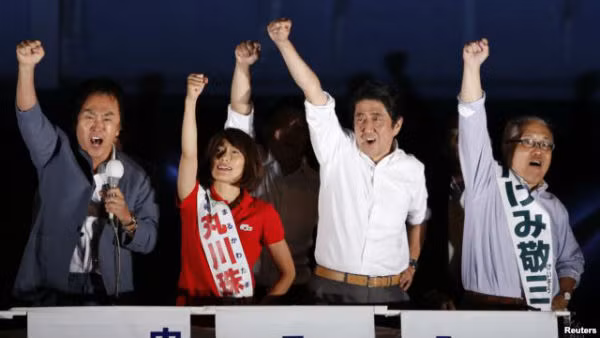Thủ tướng Nhật Bản Shinzo Abe và lãnh đạo của Đảng Dân chủ Tự do LDP trong chiến dịch vận động tranh cử tại Tokyo hôm 20/7/2013. (Ảnh: Reuters)