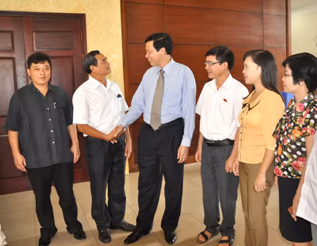 Đồng chí Nguyễn Đức Long, Phó Bí thư Tỉnh ủy, Chủ tịch HĐND tỉnh trao đổi với các ĐB HĐND TP Hạ Long trong giờ giải lao 