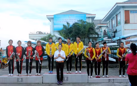 Ban Tổ chức trao giải cho các đội đoạt huy chương.
