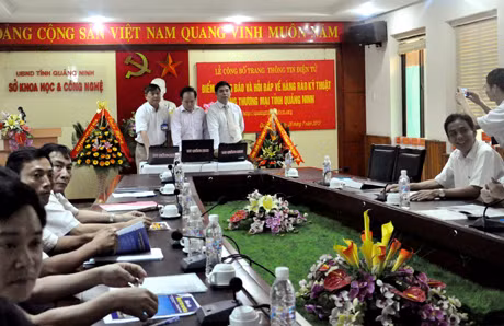 Các đồng chí lãnh đạo Sở TT&TT; Sở KH&CN nhấn nút kích hoạt websiet.