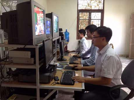 Hoạt động của các Đài cấp huyện hiện đang gặp nhiều khó khăn. Trong ảnh: Các phóng viên, kỹ thuật viên Đài TT-TH Đông Triều đang sản xuất các chương trình hàng ngày. Ảnh: Thu Trang (CTV))