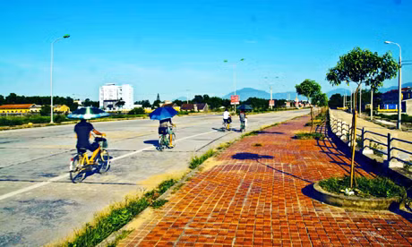 Con đường 18A chạy qua thị trấn với những hàng cây mới trồng.