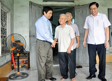 Đồng chí Phạm Minh Chính, Ủy viên T.Ư Đảng, Bí thư Tỉnh ủy ân cần trò chuyện với Anh hùng Lao động Vũ Hữu Sơn.