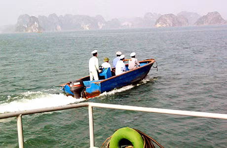 Các thuyền viên tàu kiểm ngư VN95006KN tuần tra, kiểm soát hoạt động khai thác thuỷ sản tại vùng Vịnh Bái Tử Long.