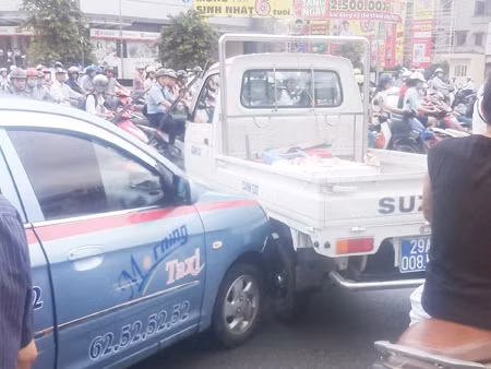 Vụ việc khiến giao thông trên phố Tây Sơn bị ùn tắc cục bộ.