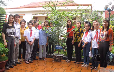 Đại diện Trường THCS Nguyễn Đức Cảnh trao tặng Khu lưu niệm đồng chí Nguyễn Đức Cảnh cây mai vàng Yên Tử, loài mai đặc trưng ở Quảng Ninh.