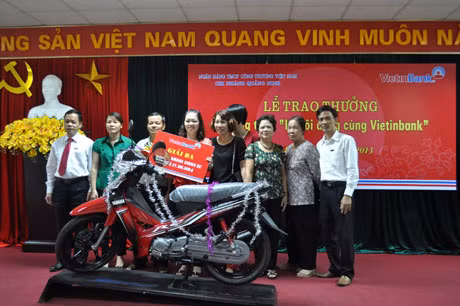 Lãnh đạo Vietinbank Chi nhánh Quảng Ninh trao thưởng cho các khách hàng trúng thưởng.