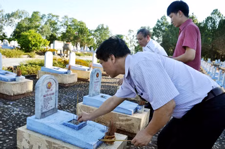 Đoàn công tác của Báo Quảng Ninh thắp hương tưởng niệm các liệt sĩ Quảng Ninh an táng tại Nghĩa trang liệt sĩ Đường 9 (Quảng Trị), ngày 28-6-2013.