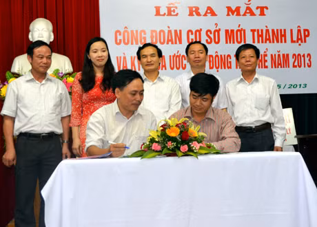 LĐLĐ thành phố Uông Bí tổ chức lễ ra mắt Công đoàn cơ sở mới thành lập và ký kết thoả ước lao động tập thể (tháng 5-2013).