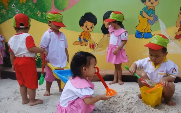 Tạo điều kiện để trẻ tham gia các hoạt động ngoài trời, giao lưu với bạn bè.