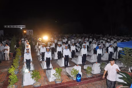 Đông đảo cán bộ, chiến sỹ, các lực lượng, đoàn viên thanh niên TX Quảng Yên đã thắp nến tri ân các Anh hùng liệt sỹ, tại nghĩa trang phường Cộng Hoà.