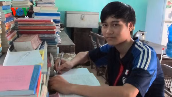 Suốt 12 năm học, Lê Xuân Hoàng luôn nỗ lực không ngừng và đã đỗ thủ khoa hai trường Đại học