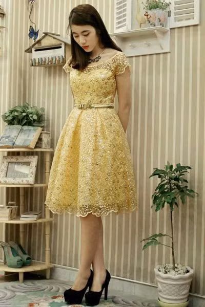 Đầm ren cổ thuyền với thiết kế tinh tế và sang trọng sẽ mang đến cho bạn một phong cách thời trang thật quyến rũ. Những đường xếp pli dọc thân váy và những hạt kim sa được đính xung quanh một cách ngẫu hứng tạo điểm nhấn thật thu hút cho chiếc đầm ren ngọt ngào này.