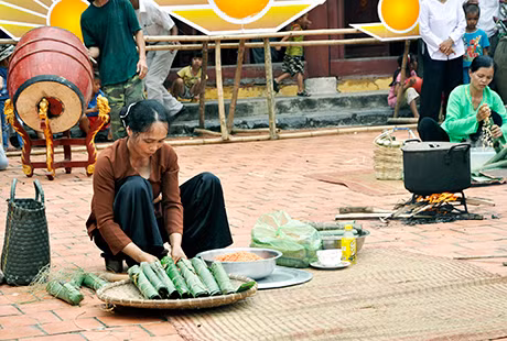 Thi gói bánh gio, một món ăn bình dị được làm từ các nguyên liệu đặc trưng của địa phương.
