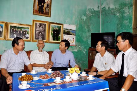 Đồng chi Nguyễn Văn Đọc, Phó Bí thư Tỉnh ủy, Chủ tịch UBND tỉnh thăm tặng quà lão thành cách mạng Hoàng Đức Thọ.