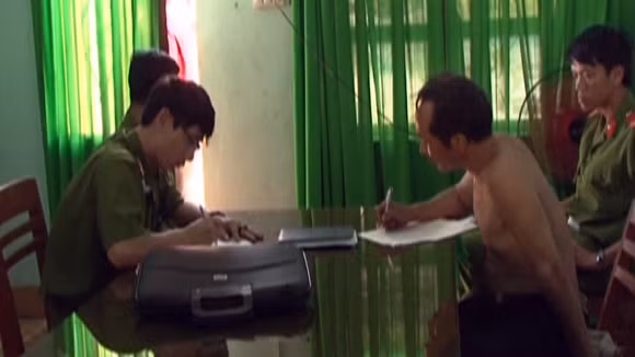  Tên Thuận bị bắt khi đang ẩn náu trên núi.
