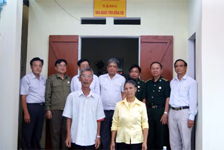 Hội Cựu chiến binh TX Quảng Yên trao nhà tình nghĩa đồng đội cho gia đình ông Vũ Tiến Liên, khu Thống Nhất 1, phường Tân An, TX Quảng Yên, hội viên có hoàn cảnh khó khăn của Hội.