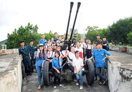 Buổi dã ngoại thăm Đại đội pháo phòng không C23, thuộc Tiểu đoàn tên lửa 105 của các bạn trẻ khu phố 4B2 (phường Cửa Ông).