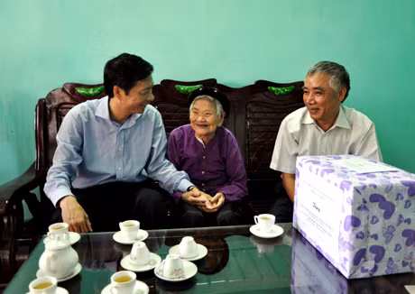Đồng chí Nguyễn Văn Đọc, Phó Bí thư Tỉnh ủy, Chủ tịch UBND tỉnh thăm tặng quà mẹ Việt Nam Anh Hùng Tô Thị Tân.