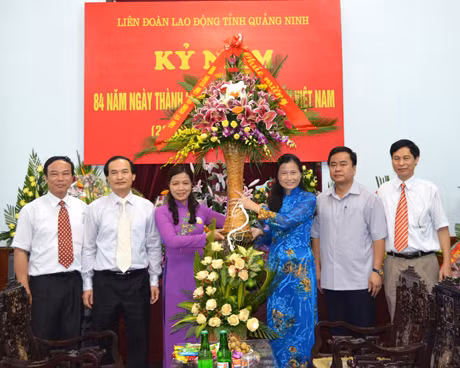 Đồng chí Đỗ Thị Hoàng, Phó Bí thư thường trực Tỉnh ủy thay mặt lĩnh đạo tỉnh tặng hoa chúc mừng tập thể CBVC LĐLĐ tỉnh.
