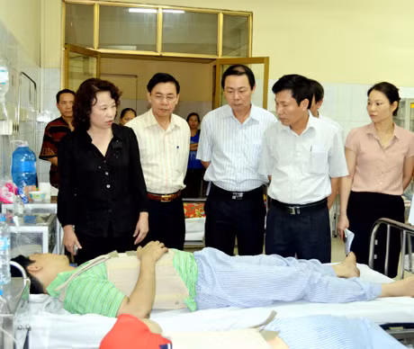 Đồng chí Vũ Thị Thủy Thủy thăm hỏi nạn nhân trong vụ hỏa hoạn.