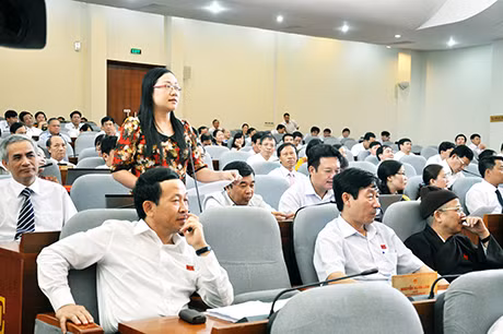 Đại biểu Châu Hoài Thu (Tổ Vân Đồn) chất vấn Giám đốc Sở Y tế về công tác đảm bảo vệ sinh an toàn thực phẩm trong phiên họp sáng 19-7.