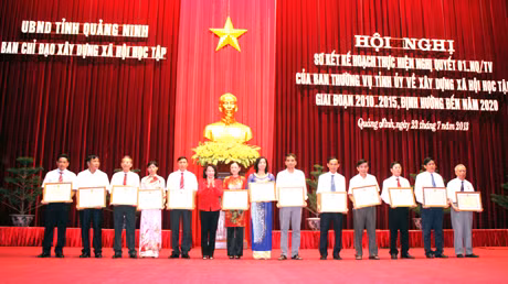 Đồng chí Vũ Thị Thu Thủy, Phó Chủ tịch UBND tỉnh trao bằng khen của UBND tỉnh cho các cá nhân có thành tích xuất sắc trong công tác xây dựng XHHT tỉnh giai đoạn 2010-2013.