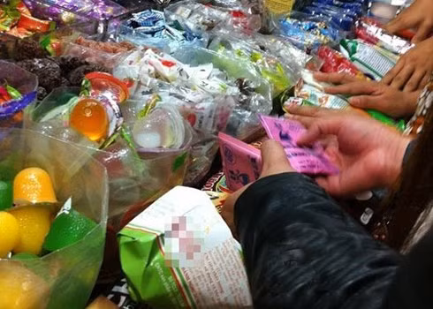 Loại bột này có màu hồng, được bán lẫn với các hàng tạp hóa khác. Ảnh minh họa.