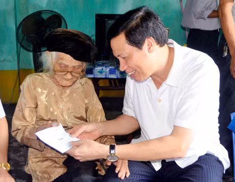 Đồng chí Nguyễn Đức Long, Phó Bí thư Tỉnh ủy, Chủ tịch HĐND tỉnh thăm, tặng quà Mẹ Việt Nam Anh hung Lê Thị Quân.