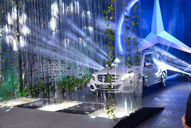 GLK 220 CDI xuất hiện ấn tượng sau màn mưa (Ảnh: Quang Anh)