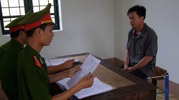 Đối tượng Lò Văn Hiền tại Cơ quan CSĐT Công an huyện Đak G’long.