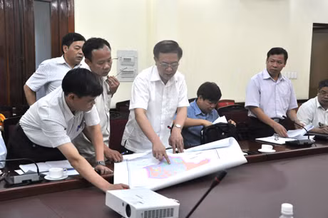 Đồng chí Đỗ Thông nghiên cứu những vướng mắc trên bản đồ