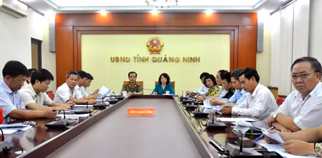 Đồng chí Vũ Thị Thu Thủy, Phó Chủ tịch UBND tỉnh, Trưởng BCĐ 138 tỉnh, cùng đông đủ các sở, ngành, đơn vị liên quan trên địa bàn tỉnh dự họp tại đầu cầu Quảng Ninh.
