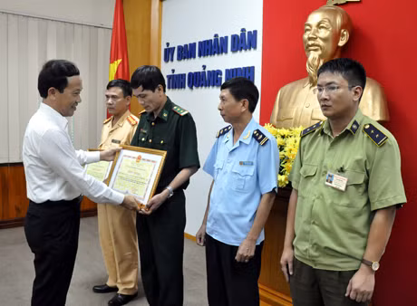 Đồng chí Nguyễn Văn Thành, Phó Chủ tịch UBND tỉnh tặng bằng khen của Chủ tịch UBND tỉnh cho các đơn vị