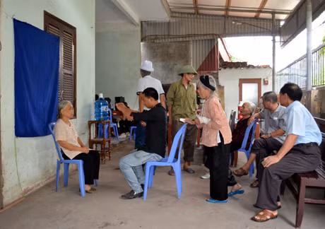Do không có nhà văn hoá, các sinh hoạt đoàn thể của khu phố 3 đều phải “nhờ” địa điểm trong khu dân cư. Trong ảnh: Hội NCT khu phố 3 chụp ảnh làm “Sổ vàng truyền thống” cho các hội viên.