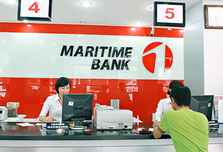 Khách hàng tìm hiểu thủ tục vay vốn mua nhà tại Ngân hàng TMCP Hàng Hải Chi nhánh Quảng Ninh.