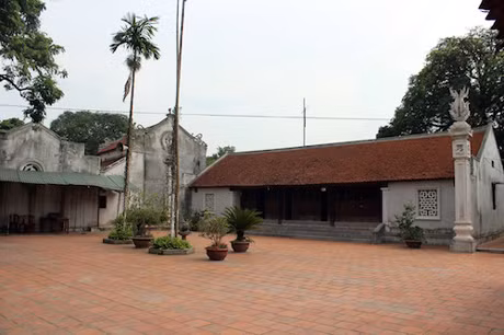 Ngay cả dãy hành lang và sân nhà chùa cũng không một bóng người.