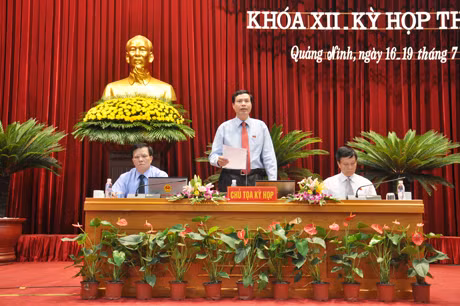 Chủ toạ điều hành phiên lấy phiếu tín nhiệm.